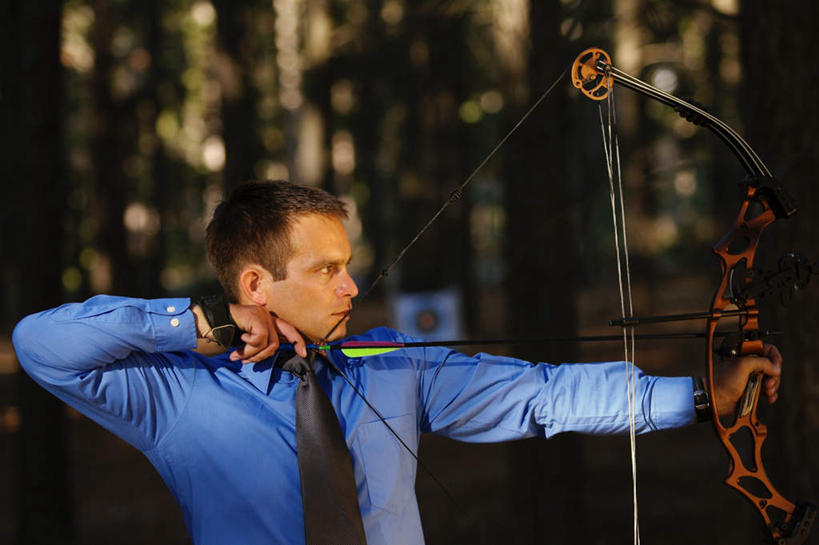 西方人,一个人,商务人士,商务男性,站,拉,横图,室外,白天,侧面,衬衫,欧洲,欧洲人,仅一个男性,仅一个人,套装,朦胧,模糊,光线,注视,仅一个年轻男性,蓝色,箭,观察,看,站着,观看,察看,关注,对准,瞄准,商务装,拉弓,工薪阶层,男人,男性,年轻男性,白种人,白领,上班族,站立,半身,彩图,衬衣