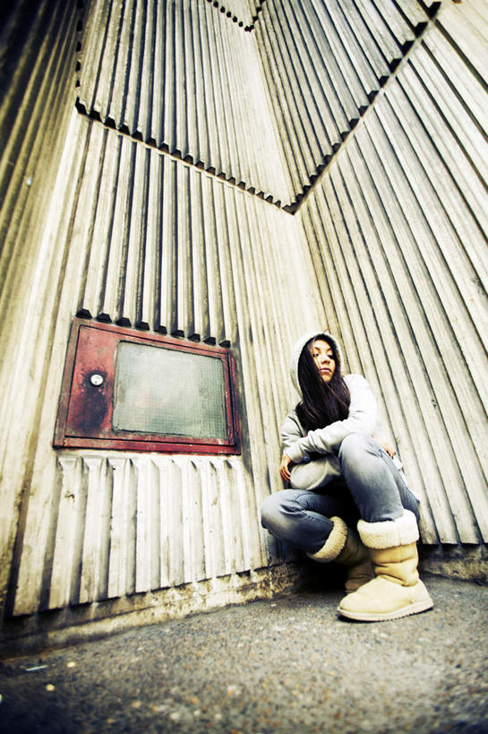 西方人,一个人,蹲,竖图,室内,白天,仰视,门,帽子,欧洲,欧洲人,仅一个年轻女性,仅一个女性,仅一个人,服装,扭头,注视,休闲装,衣服,门框,观察,看,转头,休闲,休闲服,服饰,观看,察看,关注,无边帽,年轻女性,女人,女性,白种人,蹲着,彩图,低角度拍摄,全身