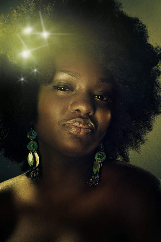 西方人,嘴,头发,一个人,笑,微笑,竖图,室内,白天,正面,化妆,美容,爆炸,欧洲,非洲,黑人,欧洲人,仅一个年轻女性,仅一个女性,仅一个人,护肤,灰色背景,装饰,注视,黑色,嘟嘴,观察,看,保养,享受,休闲,撅嘴,眼影,放松,保健,摄影,影棚,观看,华丽,修饰,耳坠,点缀,镜头,察看,关注,养颜,衬托,美观,雅致,雅观,乳沟,年轻女性,女人,女性,非洲人,卷发,嘴巴,嘴唇,半身,彩图,眩光,影棚拍摄,拍摄