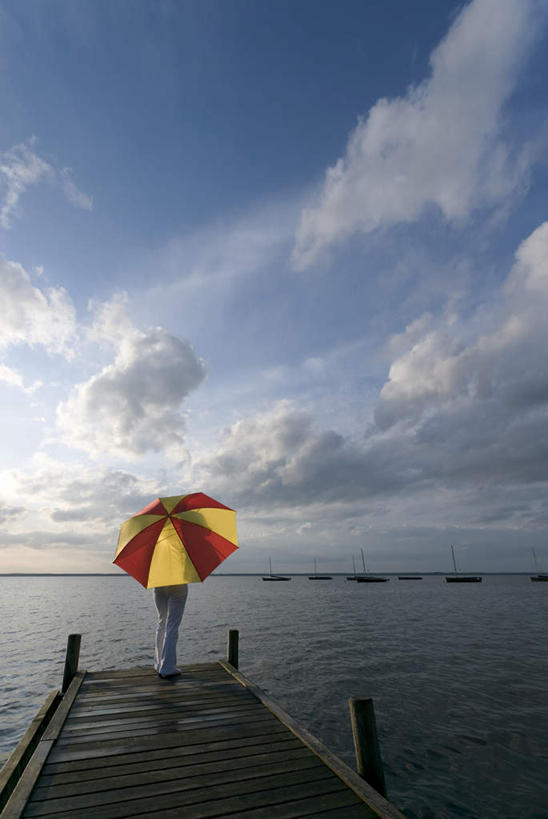 西方人,一个人,站,举,竖图,室外,白天,海浪,海洋,轮船,船,欧洲,欧洲人,仅一个年轻女性,仅一个女性,仅一个人,许多,撑开,握,波纹,服装,木板,伞,雨伞,遮阳伞,浪花,水平线,云,云朵,桥,辽阔,木桥,海平线,拿,云彩,拿着,休闲装,阳伞,栈桥,背面,衣服,黄色,红色,蓝色,白云,蓝天,水纹,天空,海水,交通工具,波浪,天,打开,托,站着,休闲,广阔,休闲服,握着,服饰,晴朗,人行桥,木板桥,一望无际,开启,载具,海景,无边无际,一马平川,年轻女性,女人,女性,白种人,大海,风浪,海,海水的波动,近岸浪,涌浪,晴空,举起,举手,举着,向上举,向上伸,向上托,站立,半身,彩图,水天相接,水天一线