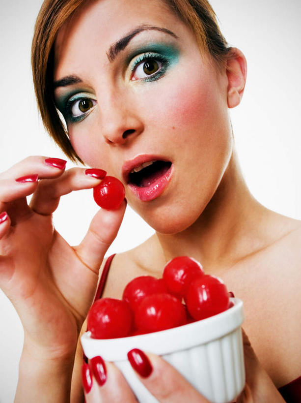 西方人,脸,头,眼睛,鼻子,嘴,耳朵,脸颊,眉毛,睫毛,手,一个人,站,竖图,室内,白天,正面,兴奋,热情,欧洲,欧洲人,瞳孔,仅一个年轻女性,仅一个女性,仅一个人,握,阴影,反射,影子,陶瓷,食品,糖,糖果,甜点,甜品,陶瓷制品,开放,拿,拿着,注视,食物,红色,容器,碗,甜食,观察,看,站着,张嘴,健康,温暖,手部,眼影,奔放,活力,积极,激情,握着,眼部,朝气,观看,储藏,暖色,吉祥,察看,生命,储存,关注,饱满,张大嘴巴,硬糖,革命,热烈,赤色,充实,斗志,喜气,主动,年轻女性,女人,女性,白种人,头部,鼻,鼻孔,耳,耳部,睫,口,口腔,脸部,脸蛋,眉,面部,眼,眼睫毛,眼眉,嘴巴,嘴唇,张开嘴,站立,半身,彩图,欢乐,贮存,眼眉毛