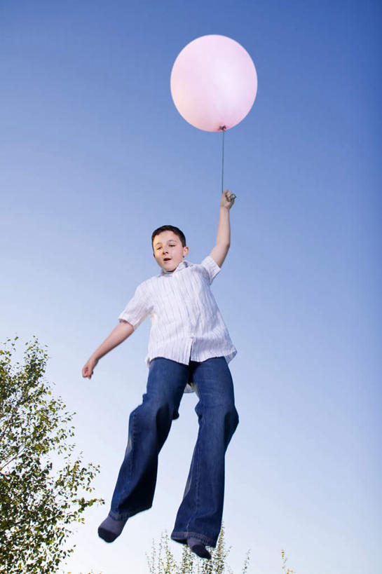 西方人,儿童,脸,头,眼睛,鼻子,嘴,耳朵,脸颊,眉毛,睫毛,一个人,竖图,室外,白天,仰视,植物,欧洲,欧洲人,瞳孔,仅一个男性,仅一个人,起飞,阴影,服装,裤子,装饰,光线,影子,塑料,注视,牛仔裤,休闲装,袜子,树,树木,小孩,衣服,蓝色,绿色,蓝天,天空,阳光,自然,气球,塑料制品,天,嘟嘴,观察,看,仅一个小孩,休闲,休闲服,撅嘴,橡胶,眼部,服饰,生长,晴朗,成长,观看,华丽,修饰,点缀,察看,关注,橡胶制品,万里无云,衬托,美观,雅致,雅观,腾飞,男孩,男人,男性,白种人,孩子,头部,鼻,鼻孔,耳,耳部,睫,脸部,脸蛋,眉,面部,眼,眼睫毛,眼眉,嘴巴,嘴唇,晴空,晴空万里,彩图,低角度拍摄,全身,眼眉毛,男生