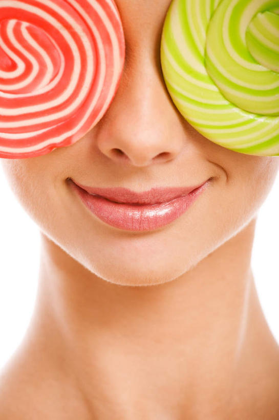 西方人,鼻子,嘴,一个人,竖图,室内,特写,白天,白色背景,正面,欧洲,欧洲人,仅一个年轻女性,仅一个女性,仅一个人,圆形,棒棒糖,圆,食品,糖,糖果,甜点,甜品,食物,两个,红色,绿色,甜食,遮,遮掩,摄影,影棚,掩盖,遮挡,硬糖,遮盖,掩饰,年轻女性,女人,女性,白种人,鼻,鼻孔,嘴巴,嘴唇,半身,彩图,影棚拍摄,拍摄