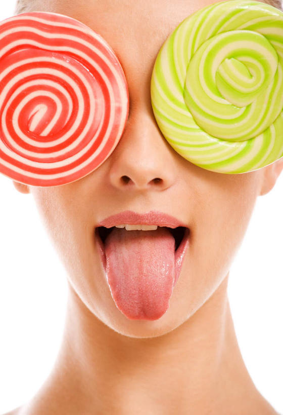 西方人,鼻子,嘴,一个人,竖图,室内,特写,白天,白色背景,正面,欧洲,欧洲人,仅一个年轻女性,仅一个女性,仅一个人,圆形,棒棒糖,圆,食品,糖,糖果,甜点,甜品,吐舌头,食物,两个,红色,绿色,甜食,伸舌头,鬼脸,吐舌,遮,遮掩,摄影,影棚,掩盖,遮挡,硬糖,遮盖,掩饰,年轻女性,女人,女性,白种人,鼻,鼻孔,嘴巴,嘴唇,半身,彩图,影棚拍摄,拍摄