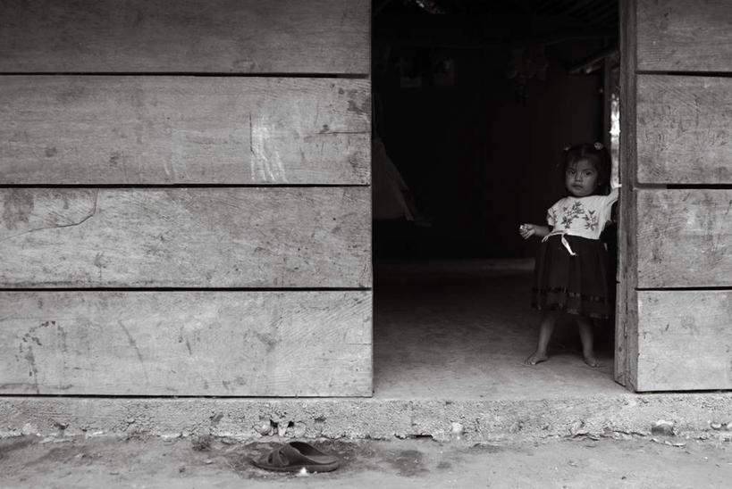 西方人,儿童,一个人,站,横图,黑白,室内,白天,正面,纯洁,门,欧洲,欧洲人,仅一个女性,仅一个人,门口,注视,小孩,观察,看,站着,仅一个小孩,可爱,童年,童趣,观看,察看,贫困,贫穷,关注,童真,烂漫,无邪,困难,贫苦,穷苦,清苦,清贫,天真,女孩,女人,女性,白种人,孩子,站立,全身,女生