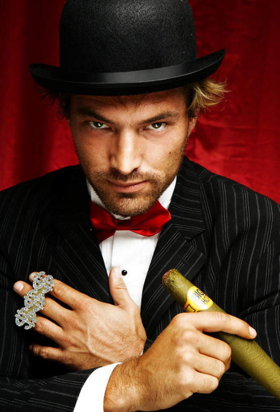 西方人,手,胡须,一个人,站,笑,双手交叉,微笑,露齿笑,竖图,俯视,室内,白天,爱情,房间,帽子,欧洲,欧洲人,仅一个男性,仅一个人,仅一个中年男性,握,阴影,服装,光线,领结,影子,墙,灯光,浪漫,拿,拿着,注视,休闲装,礼帽,墙壁,墙面,装饰品,三个,一个,衣服,红色,戒指,饰品,首饰,观察,看,站着,休闲,手部,休闲服,雪茄,恩爱,握着,服饰,单个,观看,信物,察看,双手抱胸,权利,关注,手饰,男人,男性,中年男性,白种人,胡子,络腮胡,站立,半身,彩图,高角度拍摄