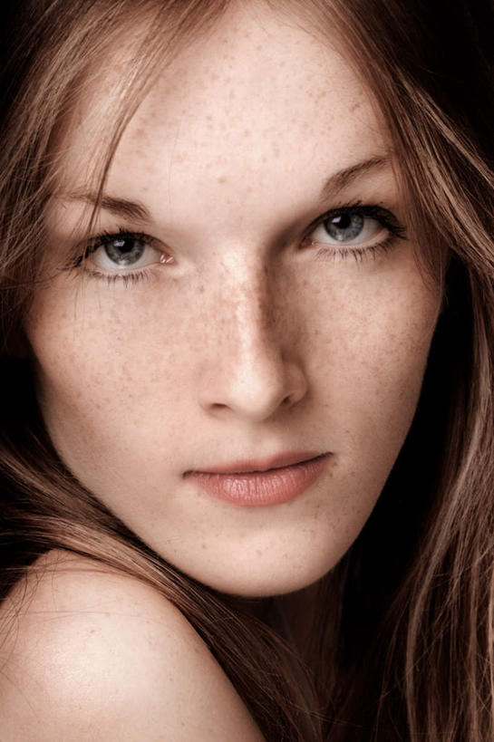 西方人,脸,头,眼睛,嘴,脸颊,眉毛,睫毛,头发,一个人,竖图,室内,白天,正面,欧洲,欧洲人,瞳孔,仅一个年轻女性,仅一个女性,仅一个人,黑色背景,斑点,棕色,注视,红色,观察,看,眼部,摄影,影棚,观看,察看,雀斑,关注,雀瘢,年轻女性,女人,女性,白种人,头部,长发,睫,口,口腔,脸部,脸蛋,眉,面部,眼,眼睫毛,眼眉,嘴巴,嘴唇,半身,彩图,影棚拍摄,拍摄,眼眉毛