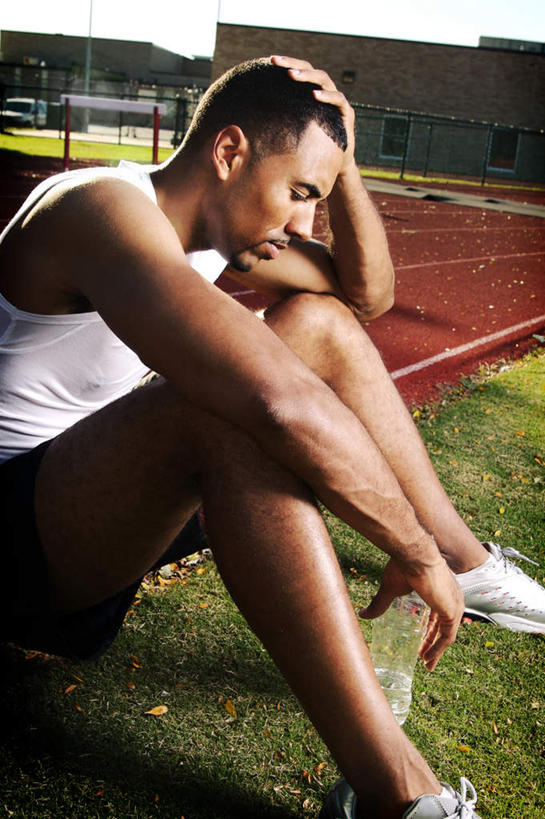 西方人,一个人,运动员,体育馆,运动场,坐,竖图,室外,白天,侧面,旅游,度假,美景,欧洲,非洲,黑人,欧洲人,仅一个男性,仅一个人,景观,注视,娱乐,体育场,仅一个年轻男性,自然,观察,看,享受,休息,休闲,景色,放松,观看,察看,关注,自然风光,运动馆,歇息,苏息,男人,男性,年轻男性,非洲人,体育运动员,运动选手,坐着,半身,彩图