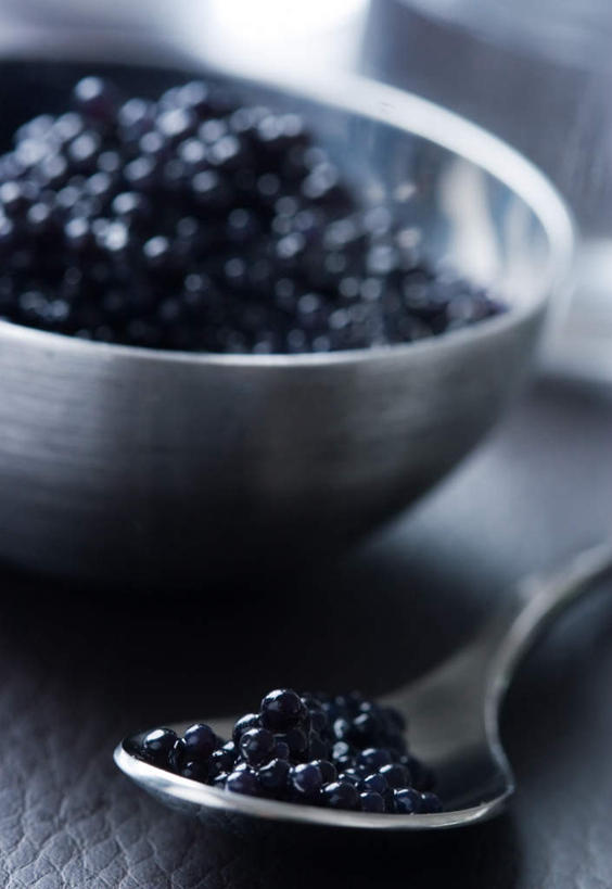 鱼子酱,无人,竖图,俯视,室内,特写,白天,许多,阴影,朦胧,模糊,光线,影子,勺子,很多,黑色,阳光,容器,调羹,汤匙,储藏,储存,彩图,高角度拍摄,贮存