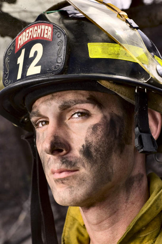 西方人,脸,头,脸颊,一个人,消防员,竖图,室外,白天,正面,制服,帽子,欧洲,欧洲人,仅一个男性,仅一个人,头盔,注视,仅一个年轻男性,安全帽,观察,看,肮脏,观看,察看,关注,男人,男性,年轻男性,白种人,头部,脸部,脸蛋,面部,救火员,半身,彩图