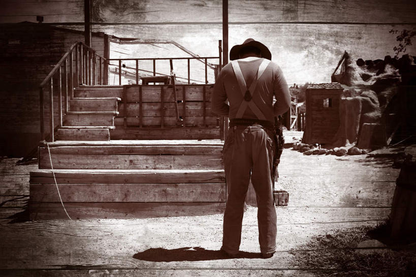 西方人,一个人,栏杆,站,横图,室外,白天,楼梯,帽子,欧洲,欧洲人,仅一个男性,仅一个人,仅一个中年男性,阴影,光线,扶手,影子,阶梯,围栏,注视,护栏,台阶,背面,阳光,低头,观察,看,站着,牛仔帽,手枪,观看,背带,察看,关注,男人,男性,中年男性,白种人,站立,彩图,全身