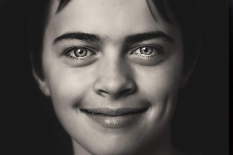 西方人,儿童,脸,头,脸颊,酒窝,一个人,笑,微笑,横图,室内,特写,白天,正面,纯洁,欧洲,欧洲人,仅一个男性,仅一个人,黑色背景,注视,小孩,观察,看,仅一个小孩,可爱,童年,童趣,摄影,影棚,观看,察看,关注,童真,烂漫,无邪,天真,男孩,男人,男性,白种人,孩子,头部,脸部,脸蛋,面部,半身,彩图,影棚拍摄,拍摄,男生