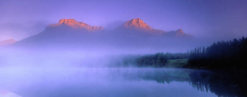 无人,横图,室外,白天,正面,旅游,度假,草地,草坪,湖,湖泊,美景,山,山脉,水,植物,雾,加拿大,阴影,朦胧,模糊,光线,影子,湖面,景观,山峰,水流,水面,山峦,娱乐,草,树,树木,蓝色,绿色,蓝天,天空,阳光,自然,湖水,群山,天,享受,休闲,景色,放松,生长,晴朗,成长,迷雾,北美,北美洲,自然风光,美洲,万里无云,洛矶山脉,落基山脉,北亚美利加洲,亚美利加洲,亚伯达盆地,大雾,晴空,晴空万里,彩图