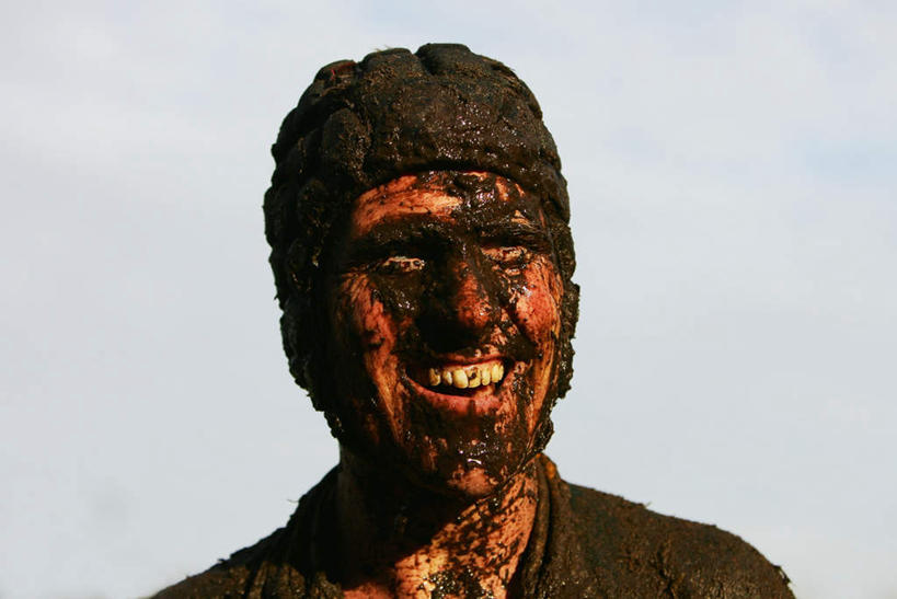 西方人,脸,头,眼睛,鼻子,嘴,耳朵,脸颊,眉毛,睫毛,一个人,站,笑,微笑,露齿笑,横图,室外,白天,正面,欧洲,欧洲人,瞳孔,仅一个男性,仅一个人,阴影,光线,影子,泥土,土壤,云,云朵,云彩,注视,仅一个年轻男性,蓝色,白云,蓝天,天空,阳光,天,观察,看,站着,眼部,肮脏,晴朗,观看,察看,关注,邋遢,龌龊,污秽,恶浊,男人,男性,年轻男性,白种人,头部,鼻,鼻孔,耳,耳部,睫,口,口腔,脸部,脸蛋,眉,面部,眼,眼睫毛,眼眉,嘴巴,嘴唇,晴空,站立,半身,彩图,眼眉毛