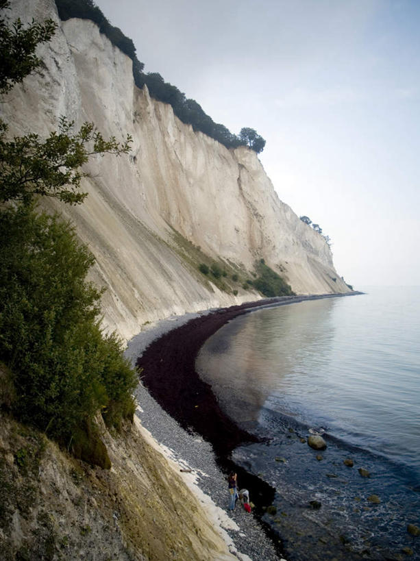 无人,竖图,室外,白天,正面,旅游,度假,石头,美景,山,山脉,植物,丹麦,欧洲,一堆,许多,堆叠,堆积,石子,景观,山峰,水平线,悬崖,辽阔,海平线,山峦,很多,娱乐,树,树木,蓝色,绿色,蓝天,天空,自然,群山,天,享受,休闲,陡峭,广阔,景色,放松,生长,晴朗,成长,堆,一望无际,自然风光,北欧,万里无云,丹麦王国,绝壁,笔陡,峻峭,无边无际,一马平川,石块,岩石,晴空,晴空万里,彩图,水天相接,水天一线