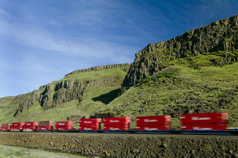 无人,横图,室外,白天,正面,兴奋,热情,草地,草坪,山,山脉,植物,卡车,阴影,光线,影子,山峰,云,云朵,集装箱,山峦,开放,云彩,草,红色,蓝色,绿色,白云,蓝天,天空,阳光,交通工具,群山,天,健康,温暖,奔放,活力,积极,激情,集装箱车,朝气,晴朗,货车,暖色,吉祥,生命,载具,饱满,货运车,革命,热烈,赤色,充实,斗志,喜气,主动,晴空,载重汽车,彩图,欢乐