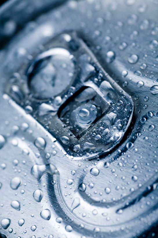 啤酒,无人,竖图,室内,特写,白天,正面,水,静物,金属制品,飞溅,溅,金属,包装,罐子,液体,水滴,酒类,酒,水珠,饮料,容器,易拉罐,喷洒,彩图