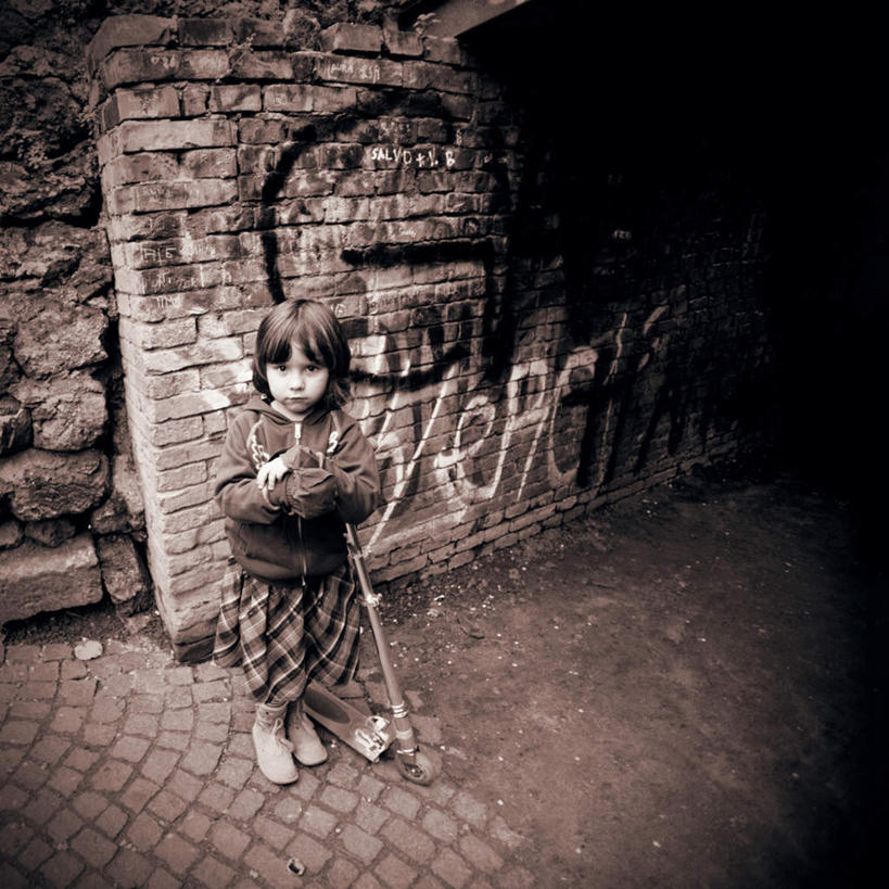 西方人,儿童,手,一个人,站,双手交叉,方图,室外,白天,正面,抽象,绘画,欧洲,欧洲人,仅一个女性,仅一个人,一辆,艺术,彩绘,图案,墙,艺术品,地面,古典,注视,文化,墙壁,墙面,小孩,工艺品,观察,看,品味,站着,仅一个小孩,概念,手部,滑板车,观看,美术,察看,双手抱胸,高雅,关注,美学,图文,女孩,女人,女性,白种人,孩子,站立,半身,彩图,涂鸦,女生