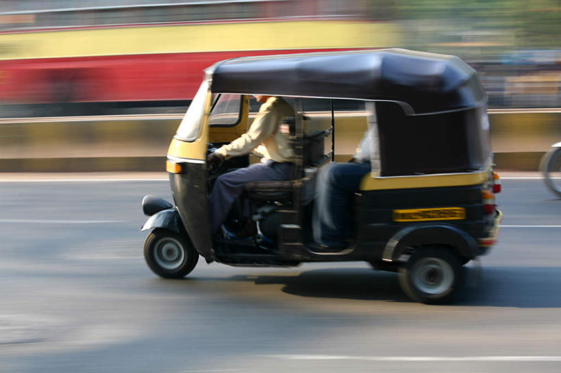 东方人,一个人,横图,俯视,室外,白天,亚洲,仅一个男性,仅一个人,一辆,阴影,朦胧,模糊,光线,影子,分界线,三轮车,停车线,黄种人,仅一个年轻男性,阳光,车行道,车行道分界线,标线,车行线,男人,男性,年轻男性,亚洲人,彩图,高角度拍摄,全身