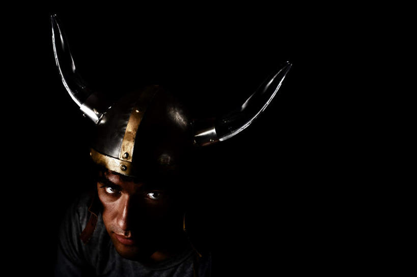 西方人,脸,头,脸颊,一个人,站,横图,室内,特写,白天,正面,帽子,欧洲,欧洲人,仅一个男性,仅一个人,黑色背景,节日,生气,庆祝,头盔,注视,文化,仅一个年轻男性,安全帽,观察,看,站着,庆典,万圣节,愤怒,摄影,影棚,观看,纪念,战士,察看,发怒,关注,情绪,脾气,忿怒,怨恨,强烈,兵士,激动,男人,男性,年轻男性,白种人,头部,脸部,脸蛋,面部,站立,半身,彩图,影棚拍摄,拍摄