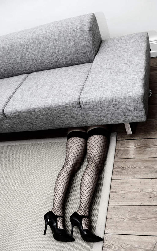 西方人,一个人,竖图,俯视,室内,白天,高跟鞋,地板,沙发,鞋子,纺织品,欧洲,欧洲人,仅一个年轻女性,仅一个女性,仅一个人,一块,一双,装饰,木制,毛毯,毯子,墙,地面,木地板,墙壁,墙面,纺织,白色,灰色,木制品,垫子,趴着,铺,温暖,华丽,修饰,点缀,衬托,美观,雅致,雅观,毕命,辞世,归天,弃世,去世,去逝,丧生,逝世,亡故,物化,谢世,作古,年轻女性,女人,女性,白种人,趴,彩图,高角度拍摄,全身,皮沙发