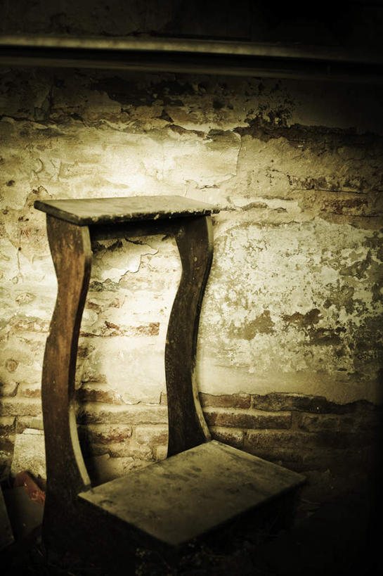 无人,家,竖图,室内,白天,正面,阴影,破旧,陈旧,光线,木制,木板,影子,房屋,墙,屋子,凌乱,楼房,墙壁,墙面,住宅,阳光,木制品,混乱,丢弃,抛弃,纷乱,缭乱,庞杂,遗弃,摈弃,扔掉,扔弃,甩掉,扬弃,彩图,房子