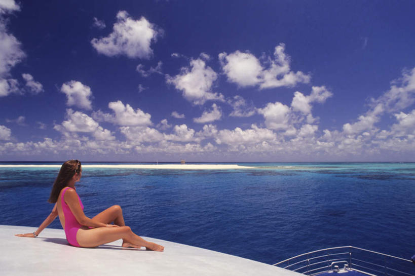 西方人,一个人,坐,横图,室外,白天,正面,泳装,性感,轮船,船,欧洲,欧洲人,仅一个年轻女性,仅一个女性,仅一个人,阴影,光线,影子,水平线,云,云朵,辽阔,海平线,云彩,蓝色,白云,蓝天,天空,阳光,交通工具,天,广阔,晴朗,一望无际,载具,连体泳衣,无边无际,一马平川,年轻女性,女人,女性,白种人,晴空,坐着,彩图,全身,泳衣,水天相接,水天一线