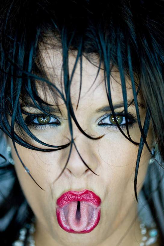 西方人,脸,头,眼睛,鼻子,嘴,脸颊,眉毛,睫毛,头发,一个人,竖图,室内,特写,白天,正面,化妆,欧洲,欧洲人,瞳孔,仅一个年轻女性,仅一个女性,仅一个人,凌乱,吐舌头,伸舌头,鬼脸,吐舌,遮,遮掩,眼部,潮湿,混乱,掩盖,遮挡,红唇,遮盖,掩饰,湿润,纷乱,缭乱,庞杂,年轻女性,女人,女性,白种人,头部,鼻,鼻孔,睫,脸部,脸蛋,眉,面部,眼,眼睫毛,眼眉,嘴巴,嘴唇,半身,彩图,眼眉毛