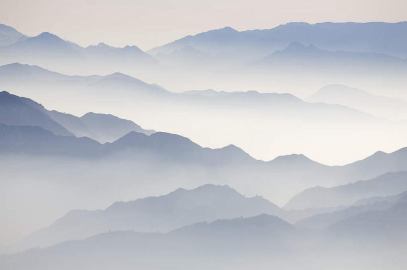 无人,横图,室外,白天,正面,旅游,度假,华山,美景,山,山脉,雾,中国,亚洲,朦胧,模糊,景观,山峰,山峦,娱乐,蓝色,蓝天,天空,自然,群山,天,享受,休闲,景色,放松,晴朗,迷雾,自然风光,东亚,安徽,安徽省,万里无云,中华人民共和国,华东地区,省会,皖,奇险天下第一山,西岳,西岳华山,大雾,晴空,晴空万里,彩图