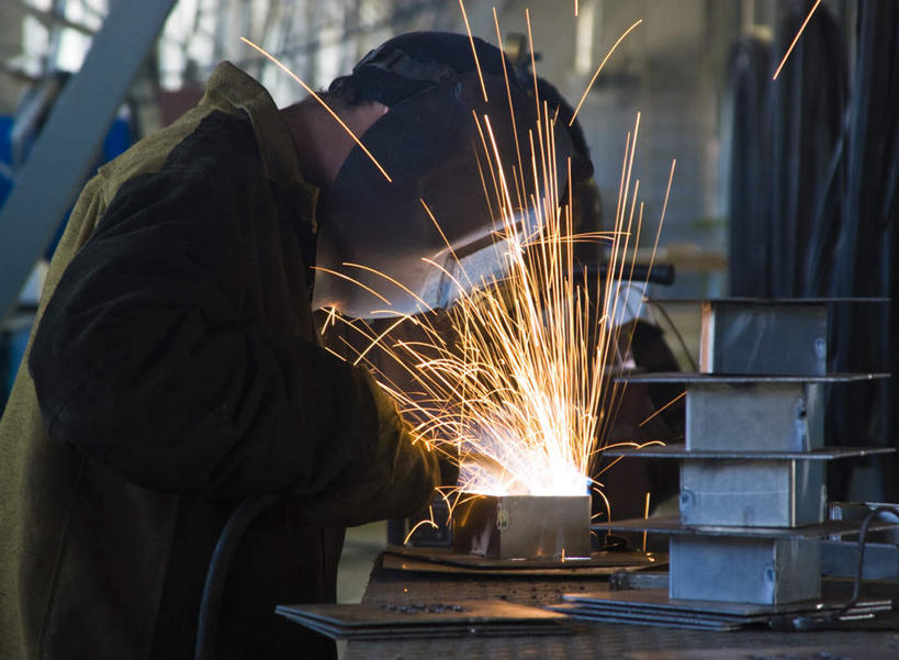 西方人,一个人,站,横图,室内,白天,侧面,热情,安全,火,欧洲,欧洲人,仅一个男性,仅一个人,仅一个中年男性,连接,握,组合,火焰,眼镜,防护,燃烧,拿,拿着,注视,低头,观察,看,站着,握着,观看,修理,护目镜,保护,电焊,焊接,察看,紧固,关注,面罩,拼接,拼凑,保险,焊枪,拼合,凑集,聚合,撮合,保全,周全,安稳,安定,牢固,电弧焊,安全防护眼镜,平安,男人,男性,中年男性,白种人,站立,半身,彩图,防护眼镜