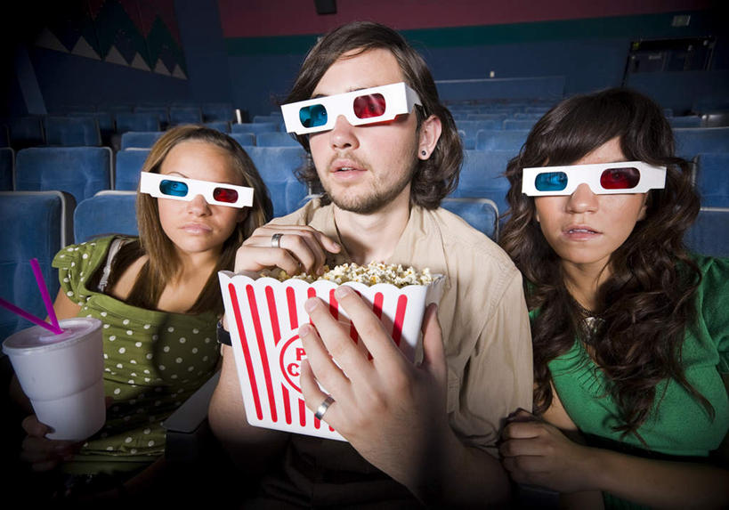 点心,西方人,三个人,伙伴,朋友,坐,横图,室内,夜晚,正面,友谊,剧院,欧洲,欧洲人,一排,阴影,整齐,光线,眼镜,影子,灯光,食品,注视,座位,食物,排列,零食,观察,看,爆米花,观看,察看,队列,关注,垃圾食品,膨化食品,零嘴,坐位,立体眼镜,友情,男人,男性,年轻男性,年轻女性,女人,女性,白种人,坐着,半身,彩图,剧场,戏院