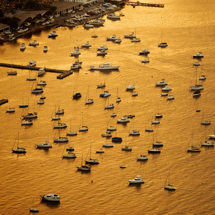 帆船,无人,竖图,俯视,航拍,室外,白天,度假,河流,美景,水,城市风光,城市,船,许多,停靠,河水,景观,水流,很多,娱乐,交通工具,享受,休闲,景色,放松,鸟瞰,停泊,载具,彩图,高角度拍摄