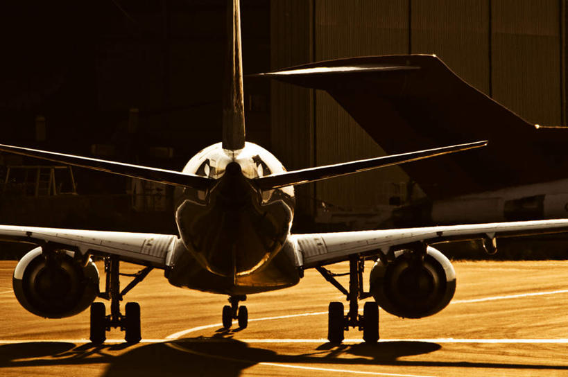 无人,机场,横图,室外,白天,正面,旅游,度假,草地,草坪,植物,飞机,飞机场,起飞,阴影,光线,影子,交通,娱乐,航空,草,黄色,阳光,交通工具,享受,休闲,放松,运输,一架,客机,载具,腾飞,航空站,空港,彩图