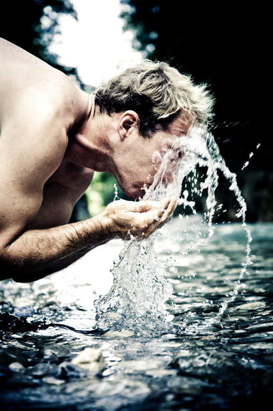 西方人,一个人,捧,摸,竖图,室外,白天,侧面,河流,水,欧洲,欧洲人,仅一个男性,仅一个人,抚摸,阴影,波纹,飞溅,朦胧,模糊,溅,光线,液体,影子,河水,水滴,水流,涟漪,洗脸,裸露,水珠,仅一个年轻男性,水纹,阳光,波浪,趴着,喷洒,裸,水晕,男人,男性,年轻男性,白种人,触摸,端,端着,接触,趴,捧着,手捧,半身,彩图