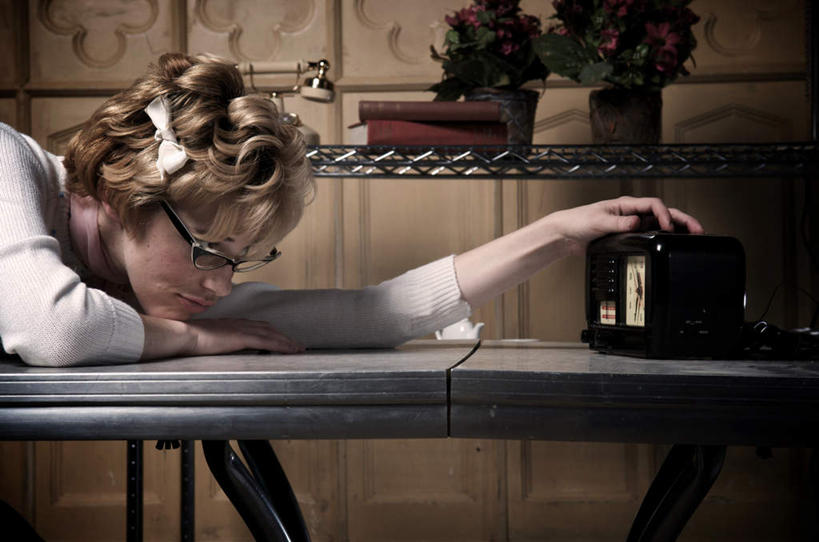 西方人,头发,一个人,横图,室内,白天,侧面,桌子,闹钟,欧洲,欧洲人,仅一个年轻女性,仅一个女性,仅一个人,一副,时间,木制,时钟,眼镜,办公桌,计时,注视,一个,木制品,钟表,观察,看,趴着,金色,表,单个,观看,察看,关注,近视眼镜,年轻女性,女人,女性,白种人,长发,卷发,钟,趴,半身,彩图