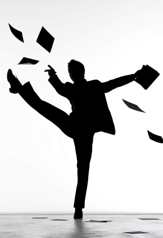 西方人,一个人,商务人士,商务男性,站,举,竖图,室内,白天,正面,衬衫,欧洲,欧洲人,仅一个男性,仅一个人,握,套装,纸,背光,拿,拿着,注视,仅一个年轻男性,观察,看,托,站着,握着,观看,单脚,察看,关注,商务装,逆光,工薪阶层,男人,男性,年轻男性,白种人,白领,上班族,举起,举手,举着,向上举,向上伸,向上托,站立,彩图,全身,衬衣