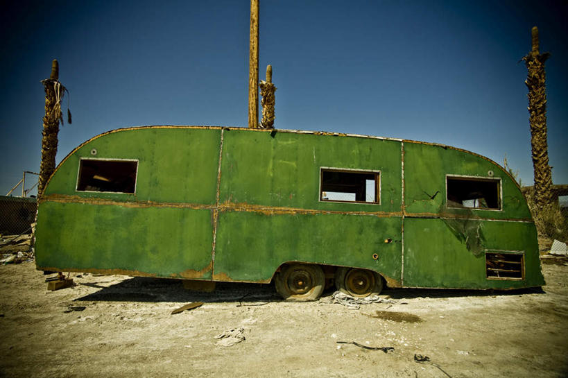 无人,横图,室外,白天,正面,道路,路,公路,阴影,新鲜,生锈,光线,影子,柱子,交通,蓝色,绿色,蓝天,天空,阳光,天,晴朗,青春,车棚,腐蚀,侵蚀,生命,丢弃,和平,安详,抛弃,万里无云,冷色,遗弃,腐化,摈弃,扔掉,扔弃,甩掉,锈迹斑斑,扬弃,晴空,晴空万里,马路,彩图