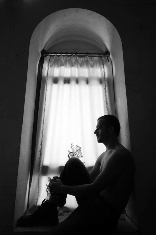 西方人,一个人,坐,竖图,黑白,室内,白天,仰视,寂寞,窗户,欧洲,欧洲人,仅一个男性,仅一个人,仅一个中年男性,背光,注视,玻璃窗,观察,看,观看,察看,关注,逆光,孤单,男人,男性,中年男性,白种人,坐着,半身,低角度拍摄