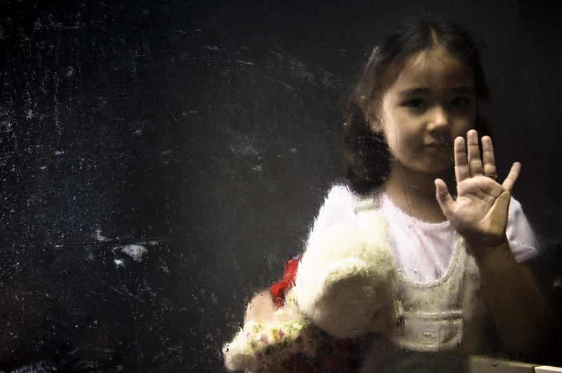 东方人,儿童,一个人,站,摸,横图,室外,白天,正面,游戏,纯洁,野生动物,熊,玩具,亚洲,仅一个女性,仅一个人,抚摸,握,服装,朦胧,模糊,拿,玩,拿着,注视,休闲装,黄种人,娱乐,一个,小孩,衣服,白色,动物,观察,看,站着,仅一个小孩,休闲,休闲服,可爱,童年,童趣,益智,握着,服饰,毛绒玩具,单个,观看,活动,察看,发泄,关注,消遣,智力,凶猛,童真,烂漫,无邪,宣泄,残暴,天真,凶残,女孩,女人,女性,亚洲人,孩子,棕熊,马熊,触摸,接触,玩耍,嬉戏,站立,半身,彩图,女生