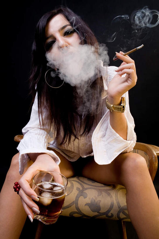 西方人,一个人,坐,吸烟,竖图,室内,特写,白天,正面,香烟,椅子,欧洲,欧洲人,仅一个年轻女性,仅一个女性,仅一个人,阴影,服装,反射,影子,木椅,酒类,一杯,休闲装,文化,酒,饮料,衣服,鸡尾酒,休闲,休闲服,烟,调酒,服饰,创造,想象,年轻女性,女人,女性,白种人,卷烟,烟草,纸烟,抽烟,坐着,半身,彩图