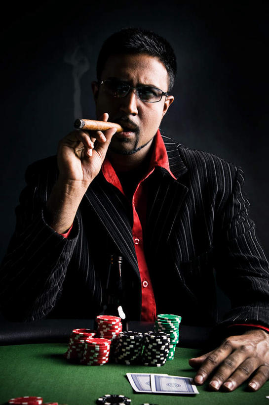 西方人,胡须,一个人,坐,举,吸烟,竖图,室内,白天,正面,游戏,赌博,贪欲,竞争,香烟,纸牌,玩具,扑克,欧洲,欧洲人,仅一个男性,仅一个人,握,服装,眼镜,拿,玩,拿着,注视,休闲装,娱乐,刺激,仅一个年轻男性,衣服,观察,看,托,休闲,休闲服,雪茄,烟,握着,服饰,观看,活动,察看,发泄,关注,消遣,智力,赌具,近视眼镜,赌桌,投机,侥幸,欲望,宣泄,男人,男性,年轻男性,白种人,胡子,络腮胡,卷烟,烟草,纸烟,抽烟,举起,举手,举着,玩耍,嬉戏,向上举,向上伸,向上托,坐着,半身,彩图,胜负,输赢