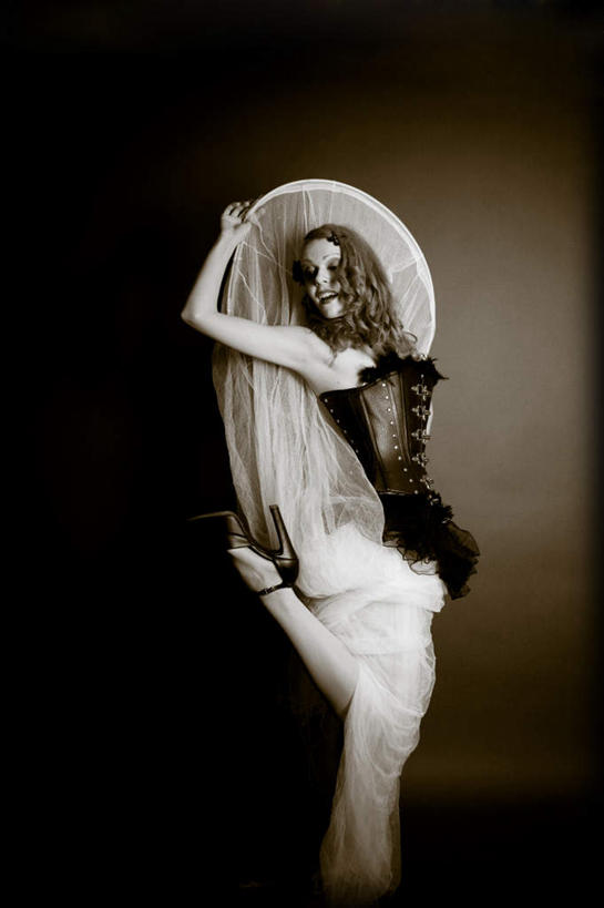 西方人,一个人,站,举,竖图,室内,白天,侧面,跳舞,欧洲,欧洲人,仅一个年轻女性,仅一个女性,仅一个人,握,灰色背景,服装,拿,拿着,扭头,注视,休闲装,衣服,黑色,观察,看,托,站着,转头,休闲,休闲服,握着,摄影,服饰,影棚,观看,单脚,察看,关注,皮衣,舞姿,年轻女性,女人,女性,白种人,举起,举手,举着,向上举,向上伸,向上托,站立,半身,彩图,影棚拍摄,拍摄,舞蹈