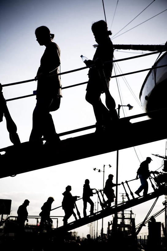 西方人,走,攀登,竖图,室外,白天,仰视,轮船,船,欧洲,欧洲人,阴影,光线,梯子,影子,阶梯,木梯,许多人,背光,蓝色,蓝天,天空,阳光,交通工具,天,一群人,爬,晴朗,上升,载具,逆光,万里无云,登高,白种人,晴空,晴空万里,步行,攀爬,散步,走路,半身,彩图,低角度拍摄
