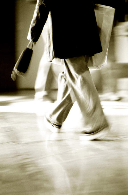 西方人,一个人,走,竖图,室内,白天,正面,购物,消费,袋子,欧洲,欧洲人,仅一个年轻女性,仅一个女性,仅一个人,阴影,服装,反射,包,包装袋,皮包,手提袋,影子,购物袋,繁忙,休闲装,衣服,休闲,休闲服,金融,服饰,单肩包,购买,忙碌,贸易,劳碌,年轻女性,女人,女性,白种人,步行,散步,走路,半身,彩图