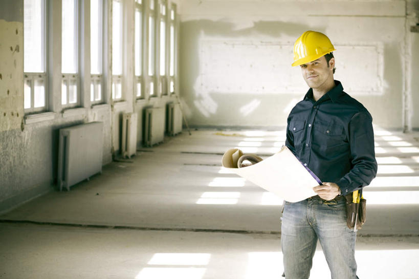 西方人,一个人,机修工,站,横图,室内,白天,正面,窗户,帽子,欧洲,欧洲人,仅一个男性,仅一个人,握,头盔,图纸,设计图,拿,拿着,玻璃窗,工人,仅一个年轻男性,安全帽,站着,握着,工具包,工程图,草图,蓝图,男人,男性,年轻男性,白种人,机械师,机修工人,设计,站立,半身,彩图