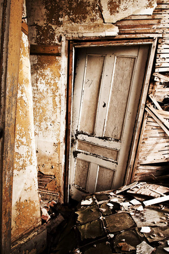 无人,家,竖图,室内,白天,正面,门,房屋,屋子,警告,破坏,楼房,破损,废墟,住宅,黄色,门框,警示,禁止,粉碎,损坏,提醒,提示,限制,毁坏,丢弃,抛弃,遗弃,摈弃,扔掉,扔弃,甩掉,扬弃,危险,彩图,房子