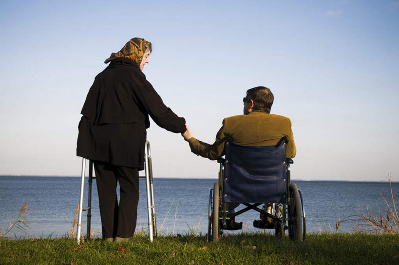 西方人,两个人,坐,走,横图,室外,白天,草地,草坪,植物,道路,路,公路,欧洲,欧洲人,阴影,光线,工具,影子,水平线,辽阔,交通,海平线,草,背面,绿色,阳光,轮椅,复健,牵手,广阔,康复,器械,一望无际,医疗设备,医疗器械,医疗工具,辅助设备,无边无际,一马平川,老年男性,老年女性,男人,男性,女人,女性,白种人,马路,步行,散步,走路,坐着,彩图,全身,水天相接,水天一线