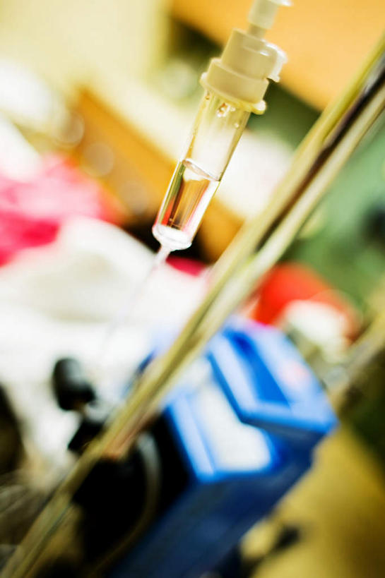 无人,医院,竖图,俯视,室内,特写,白天,阴影,朦胧,模糊,光线,液体,影子,支架,灯光,针管,针筒,注射,医疗,医疗设备,注射器,输液,医疗器械,打点滴,医疗机构,输液瓶,静脉输液,彩图,高角度拍摄,病院,诊所