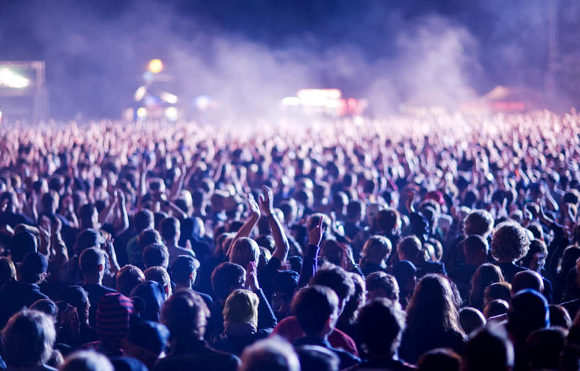 西方人,站,举,横图,俯视,室外,白天,聚会,雾,欧洲,欧洲人,表演,阴影,欢呼,朦胧,模糊,光线,影子,灯光,许多人,托,站着,一群人,迷雾,演出,喝彩,集会,演唱会,聚首,音乐节,男人,男性,年轻男性,年轻女性,女人,女性,白种人,大雾,举起,举手,举着,向上举,向上伸,向上托,站立,半身,彩图,高角度拍摄