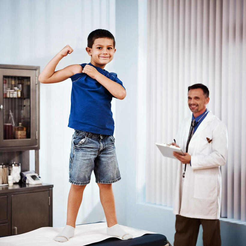 西方人,胡须,两个人,医院,站,笑,微笑,露齿笑,横图,室内,白天,正面,工作服,制服,窗帘,床,柜子,欧洲,欧洲人,握,阴影,服装,裤子,光线,影子,墙,灯光,床单,记事本,拿,拿着,注视,牛仔裤,休闲装,被子,袜子,墙壁,墙面,衣服,本子,笔记本,病床,听诊器,橱柜,观察,看,站着,张嘴,休闲,休闲服,握着,服饰,单人床,观看,察看,医疗设备,被单,关注,张大嘴巴,医疗机构,工作制服,男人,男性,年轻男性,白种人,胡子,络腮胡,张开嘴,站立,半身,彩图,工作套服,病院,诊所